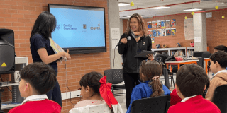 Consejera TIC de Bogotá en evento con niños del colegio tabora