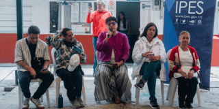 Imagen de distintas personas dialogando