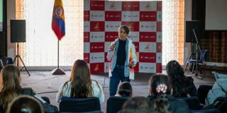 mujer dialoga con personas