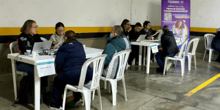 Foto de un funcionario ayudando a un ciudadano