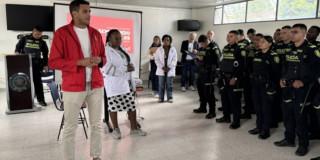 Funcionario de la Secretaría de Gobierno capacitando a la Policía