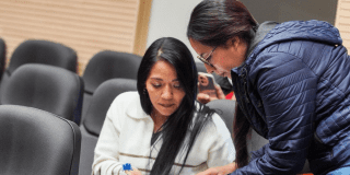 Foto de un funcionario ayudando a un ciudadano