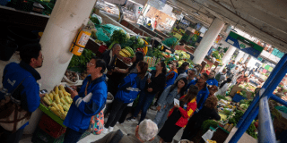 Foto de funcionarios del Distrito en acompañamiento en una plaza de mercado