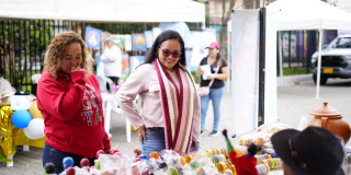 Foto de una ciudadana en una feria 