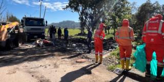 Trabajadores de Aguas de Bogotá recolectando residuos
