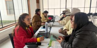 Funcionaria de Catastro Bogotá atendiendo a ciudadanos rurales.
