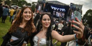 Dos mujeres jóvenes durante evento en Bogotá