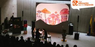 Foto que muestra personas reunidas en un auditorio 