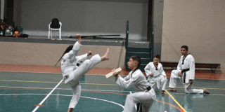 Foto de dos niñas practicando karate en Bogotá 