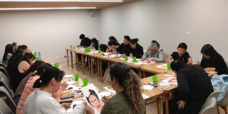 Foto de un grupo de personas en un taller de dibujo