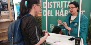 Foto que muestra dos personas hablando 