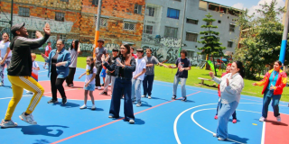 Foto de ciudadanos de la localidad de Fontibón en un parque 