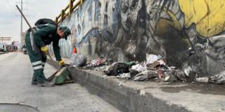 Foto que muestra un operador de aseo barriendo 