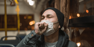 Foto de un hombre con tapa bocas