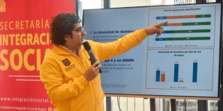 Imagen del secretario de Integración Social exponiendo una gráfica