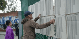 Foto de un ciudadano en jornada electoral 