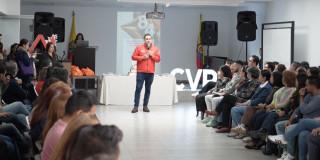 Foto que muestra personas reunidas 