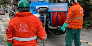 Foto que muestra trabajadores del Acueducto de Bogotá 