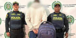 Hombre capturado con dos policías 