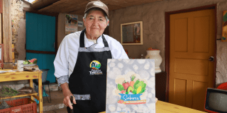 Imagen de una productora posando para foto junto con su producto