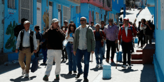 Imagen de l secretario de Cultura en un recorrido de las charlas en un barrio de Bogotá.