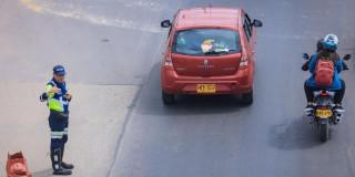 Foto de un agente de tránsito en una vía