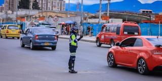 Foto de una agente de trásnito en una vía de Bogotá