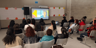 Foto de un grupo de mujeres en un cine foro