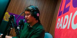 Foto que muestra una persona con unos audifonos 