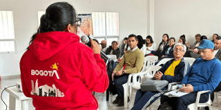 Foto de una charla con ciudadanos de Los Mártires
