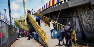 Infractores saldando deuda con ciudad pintando un mural en puente vehicular.