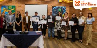 Foto que muestra un grupo de personas con un diploma en la mano