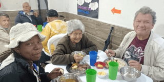 Imagen de personas mayores en el comedor comunitario