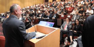 Imagen de una persona hablando ante el público