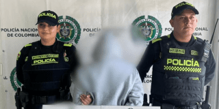 Imagen del capturado junto a dos policías