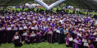 Mujeres graduadas con el alcalde Carlos Fernando Galán