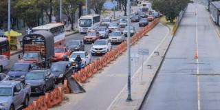 Vehículos andando por las calles 