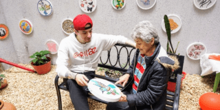 Imagen de un joven junto a una señora persona mayor