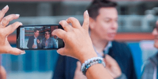 Foto de un celular grabando una entrevista 