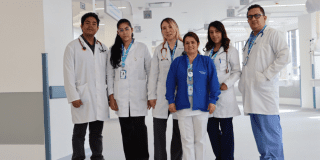 Foto de unos doctores en un hospital de Bogotá