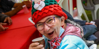 Imagen de una persona mayor sonriendo 