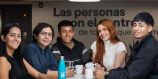 Varias personas sonriendo 