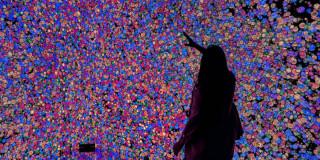 Imagen de persona tocando experiencia audiovisual inmersiva