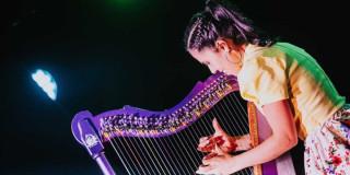 Imagen de mujer tocando arpa