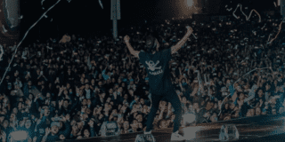 Imagen de un banda de rock en el escenario de un gran concierto en Bogotá.