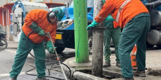 Foto de trabajadores del Acueducto de Bogotá en una calle de Bogotá.