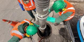 Foto que muestra trabajadores del Acueducto de Bogotá