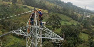 Foto que muestra trabajadores de Enel Colombia 