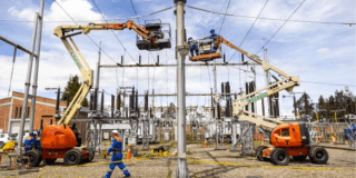 Imagen de un técnico de ENEL en una estación de energía.