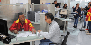 Foto de un funcionario ayudando a un ciudadano